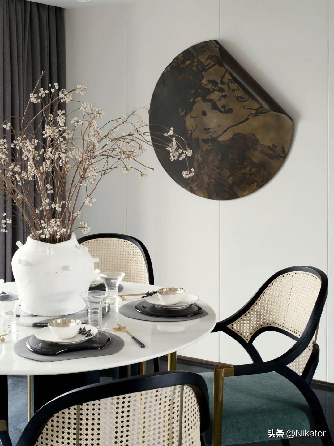 美式装修餐桌用圆的还是方的,餐厅较大餐桌选方的还是圆的好