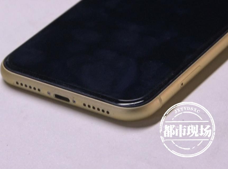 女子维修苹果手机,女子去维修店修手机