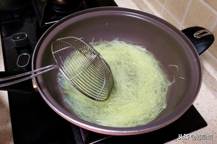 不用水不用油的鸡蛋饼做法,不加白糖做鸡蛋饼