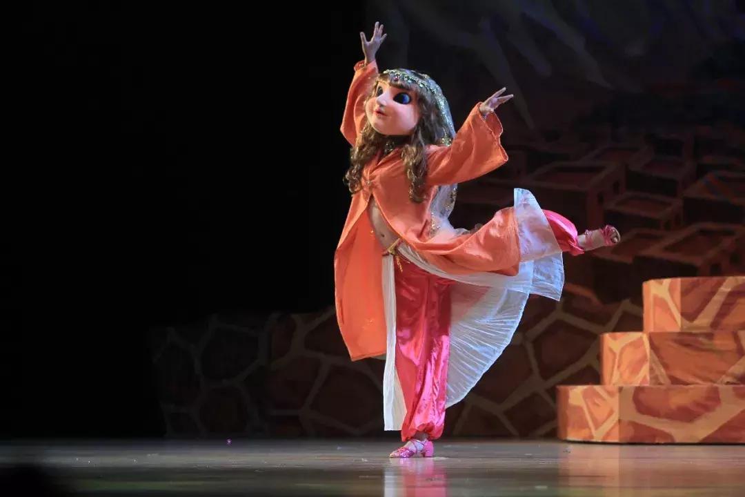 阿拉丁神灯中的飞毯来自于西亚吗,阿拉丁神灯的飞毯是怎么飞起来的