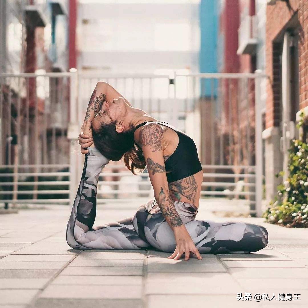 翘臀动作和哑铃翘臀能同时做吗,哑铃负重深蹲可以练出翘臀吗