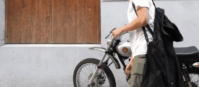 下雨可以穿漂亮的雨衣,下雨雨衣怎么穿不遮路