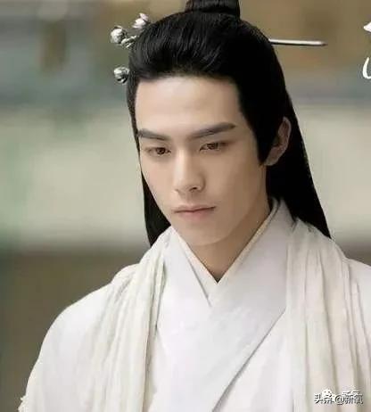 1米8大长腿，抿嘴笑爆红被吹顶级神颜，没想到竟然是照骗...