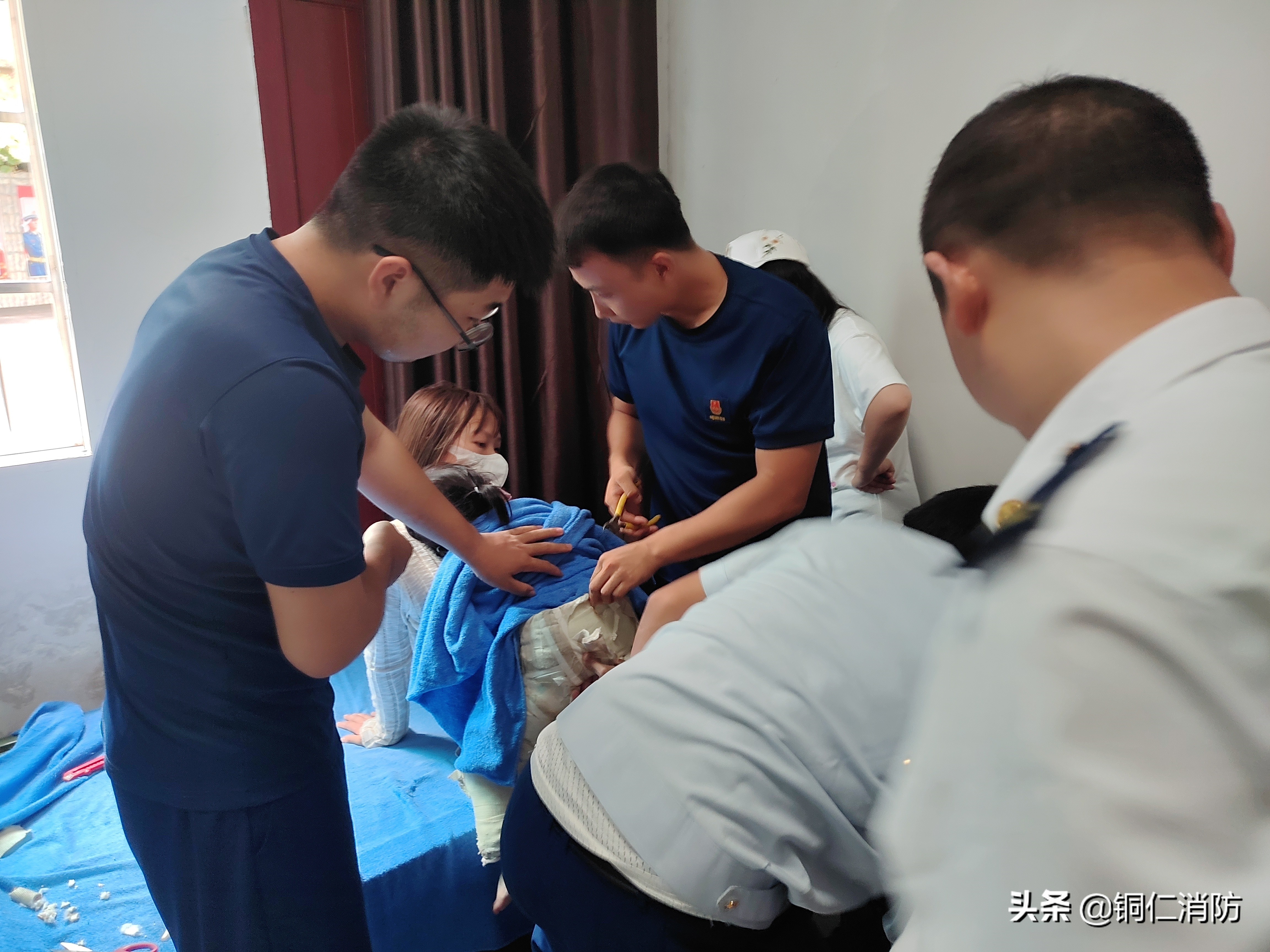 贵州思南：小孩石膏“裤子”切不开，消防员客串“医生”