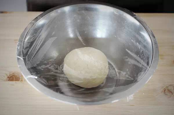 用热水烫面烙饼好吃吗,只用凉水和面烙单饼