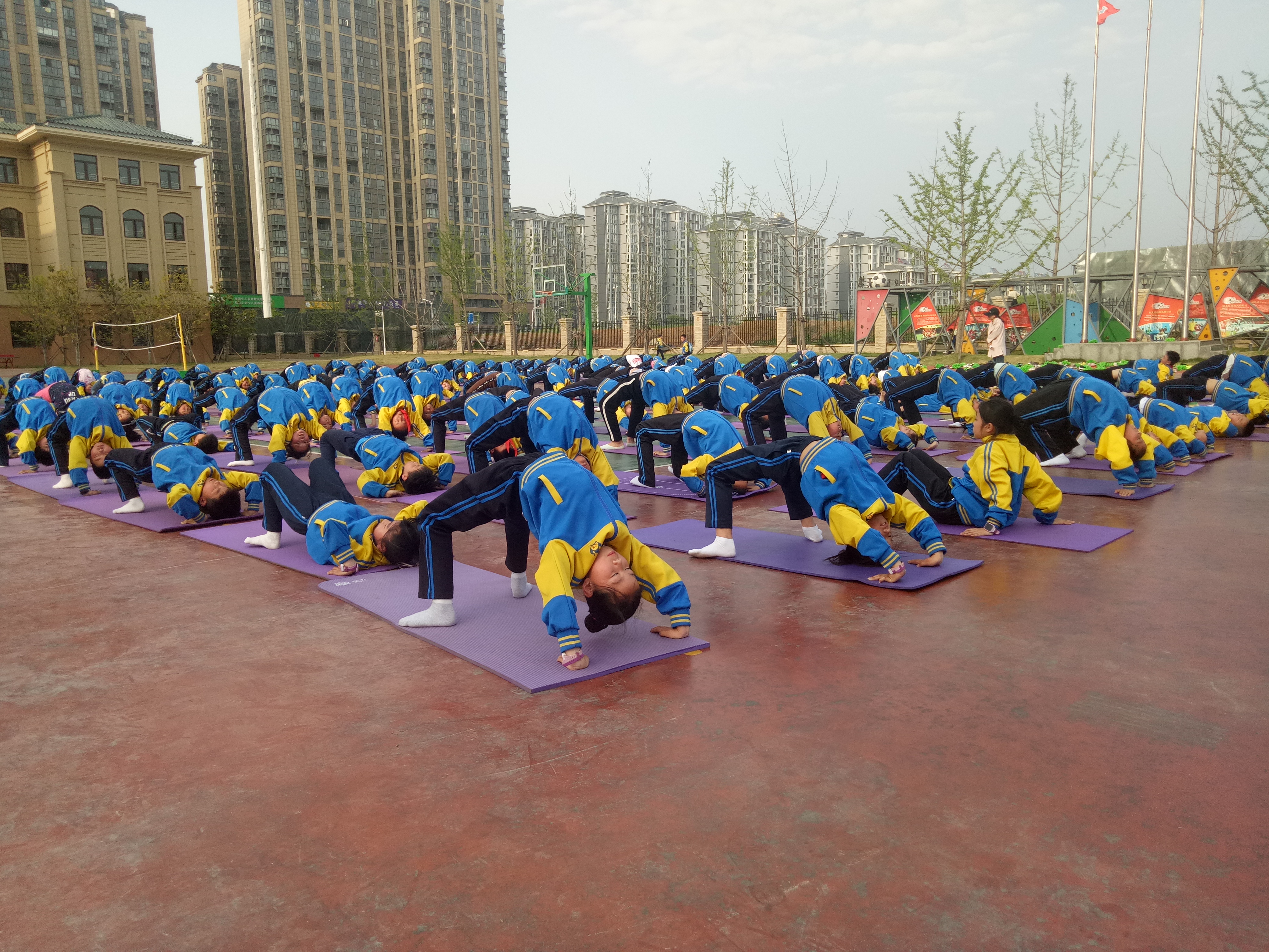 学校运动会班级解说词80字,学校运动会介绍简短英语