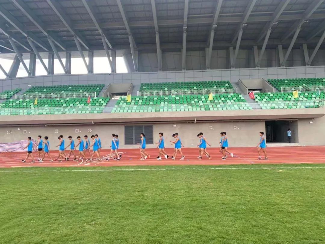 在万人球场踢球是什么感觉,在体育场上比赛的感受