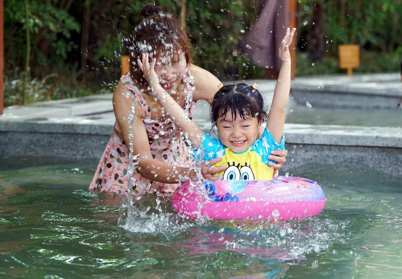 萌娃温泉玩水,灞业3000米温泉带娃攻略
