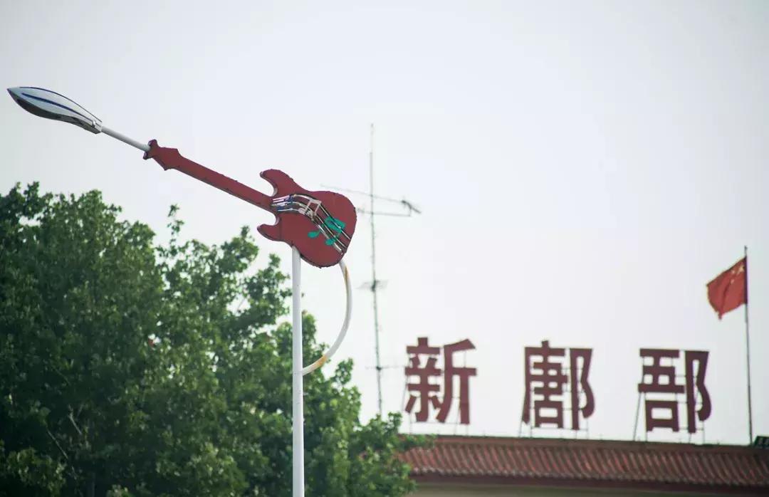 探访“网红”小镇:80万把乐器里的乡土经济学