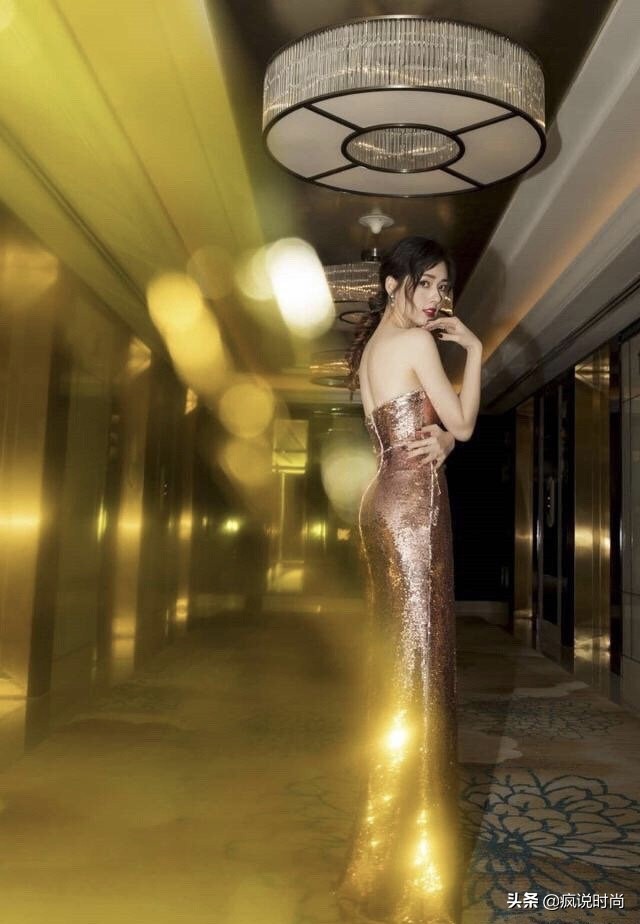 郭碧婷穿抹胸礼服意外滑落，丰满身材撑不起紧身礼服？太尴尬