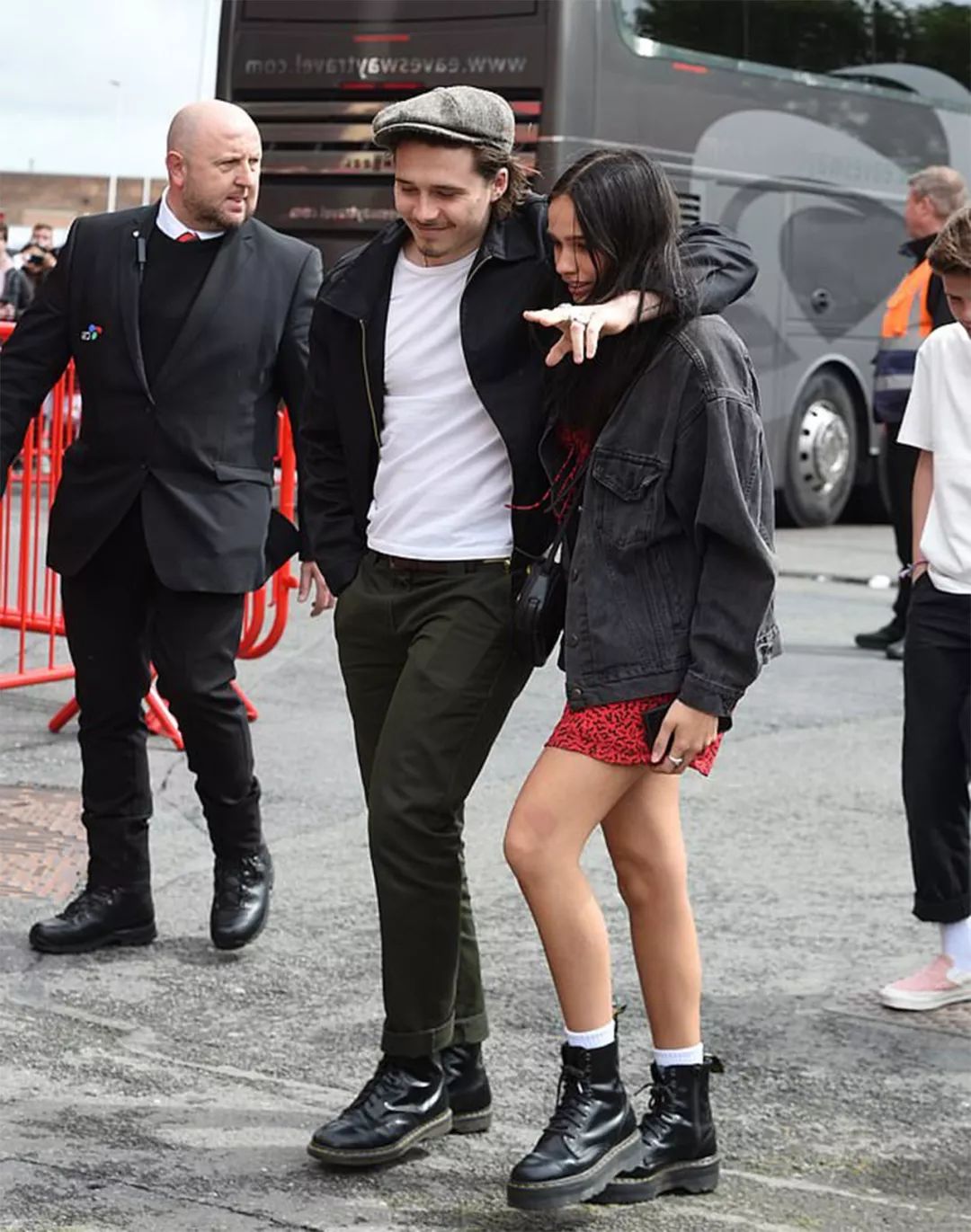 46岁贝嫂带儿女为老公助威，小七成全场焦点，小贝甜蜜亲吻女儿