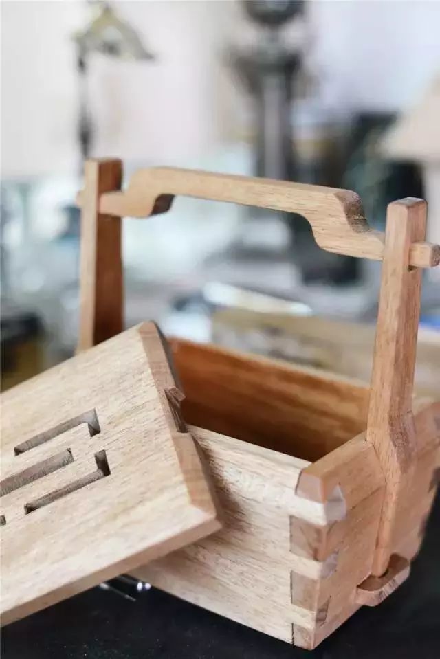 木制工艺品获央视点赞、手制包秒杀爱马仕、螳螂车羡煞万人……