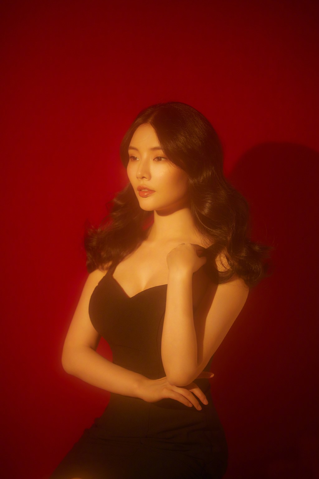 徐冬冬穿半露肩膀服装引争议,徐冬冬丝绒卷发图片