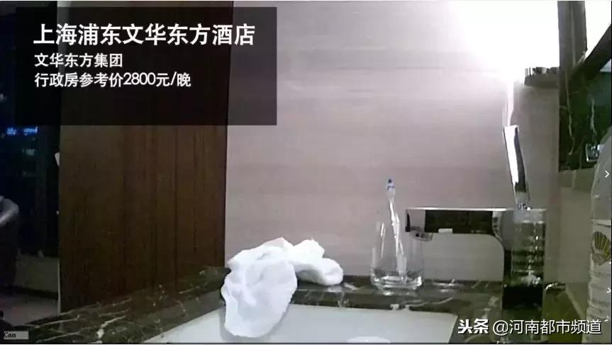 宾馆保洁用浴巾擦马桶,五星级酒店清洁工用浴巾擦马桶