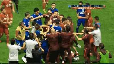 少林足球铁头功动图,少林足球三师兄晃动过人gif