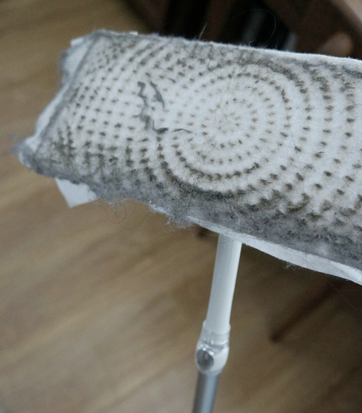 屋里毛毛灰尘很多怎么处理,为什么屋子里灰尘毛絮多