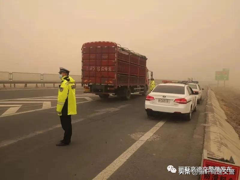 沙尘来袭新疆,交警应对大风沙尘的措施