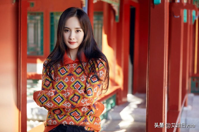 杨幂半露香肩机场大玩黑白配,杨幂露腰高开叉长裙