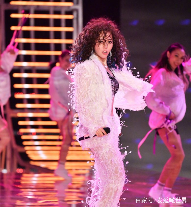 被誉为“海豚公主”，更让王思聪打call的她，却错爱了渣男15年……