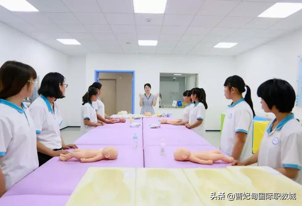 让我们走近白衣天使,走近白衣天使听听他们的心声