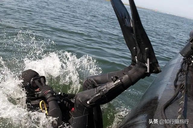 男子溺水命悬一线民警紧急救援,男子溺水被拍视频