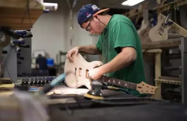 做不成伟大的吉他手，他索性做出世界上最棒的吉他