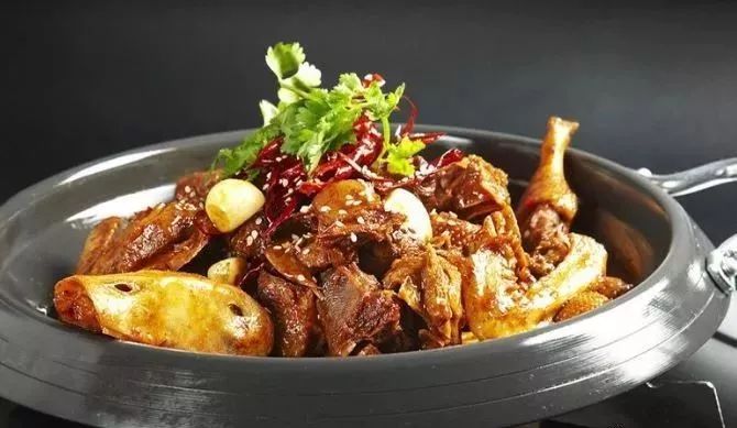 绝佳美味独特的干锅鸭,干锅鸭特色美食视频