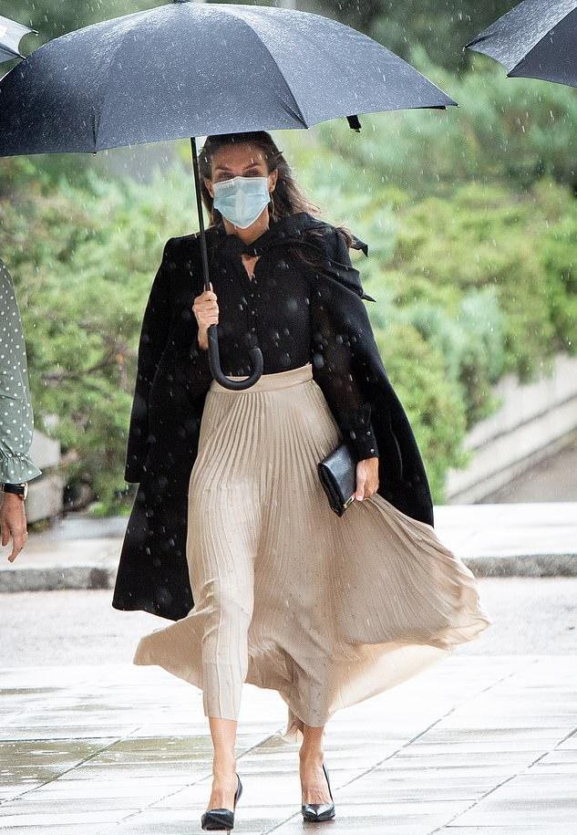 王后莱蒂齐亚穿衣搭配,莱蒂齐亚王后惊艳亮相