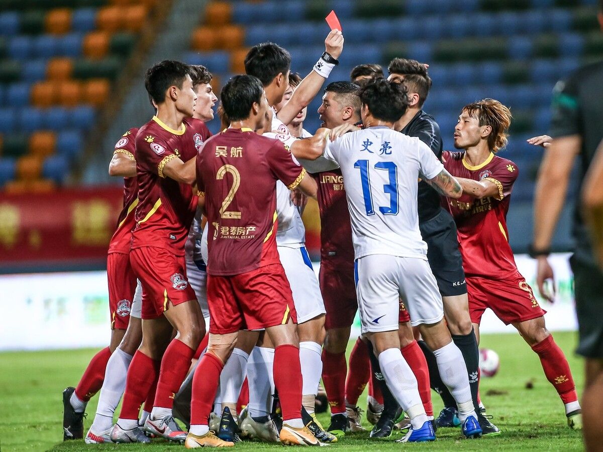 丢脸!广东1球队教练不满球员领红牌,冲进足球场锁喉主裁判