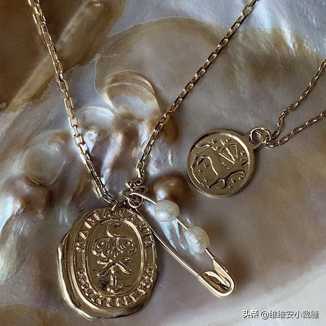 不愧是“带货王妃”梅根，一条“硬币项链”火爆ins，秒变时髦