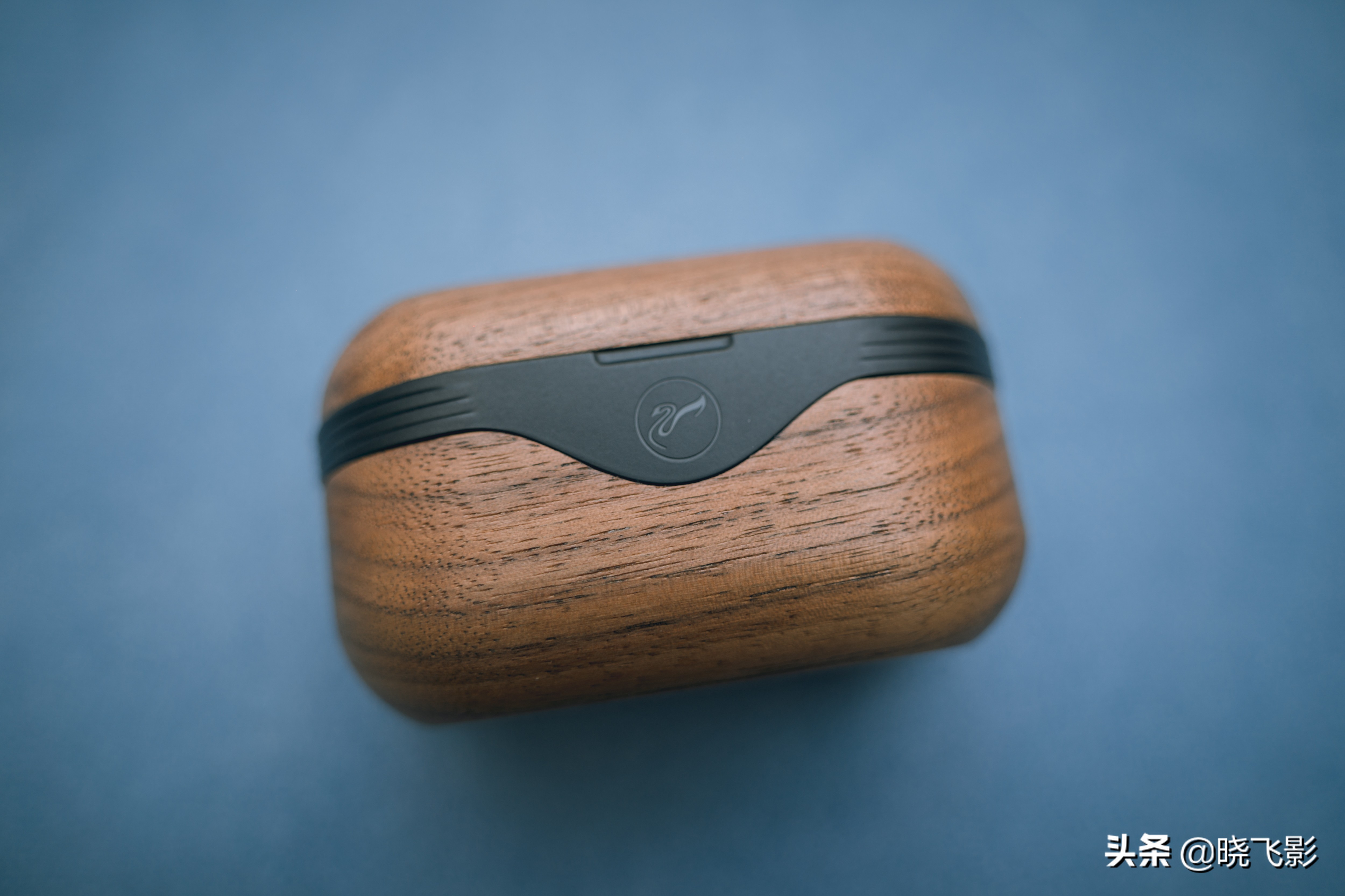 一个耳机盒有两种耳机,一个耳机盒