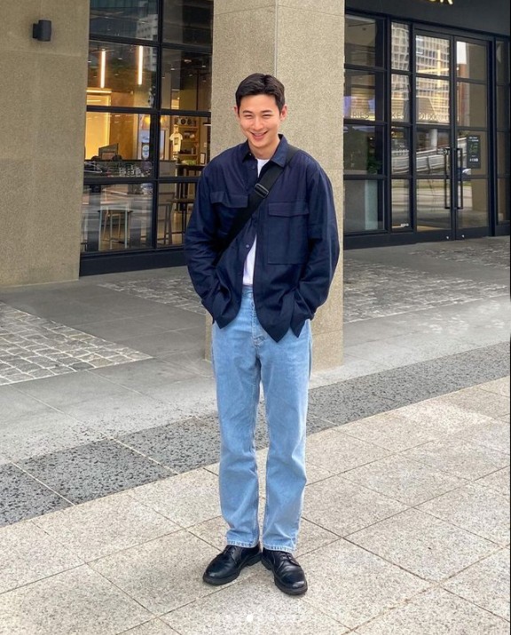 夹克配修身或者直筒牛仔裤,黑色夹克外套搭配深灰色牛仔裤