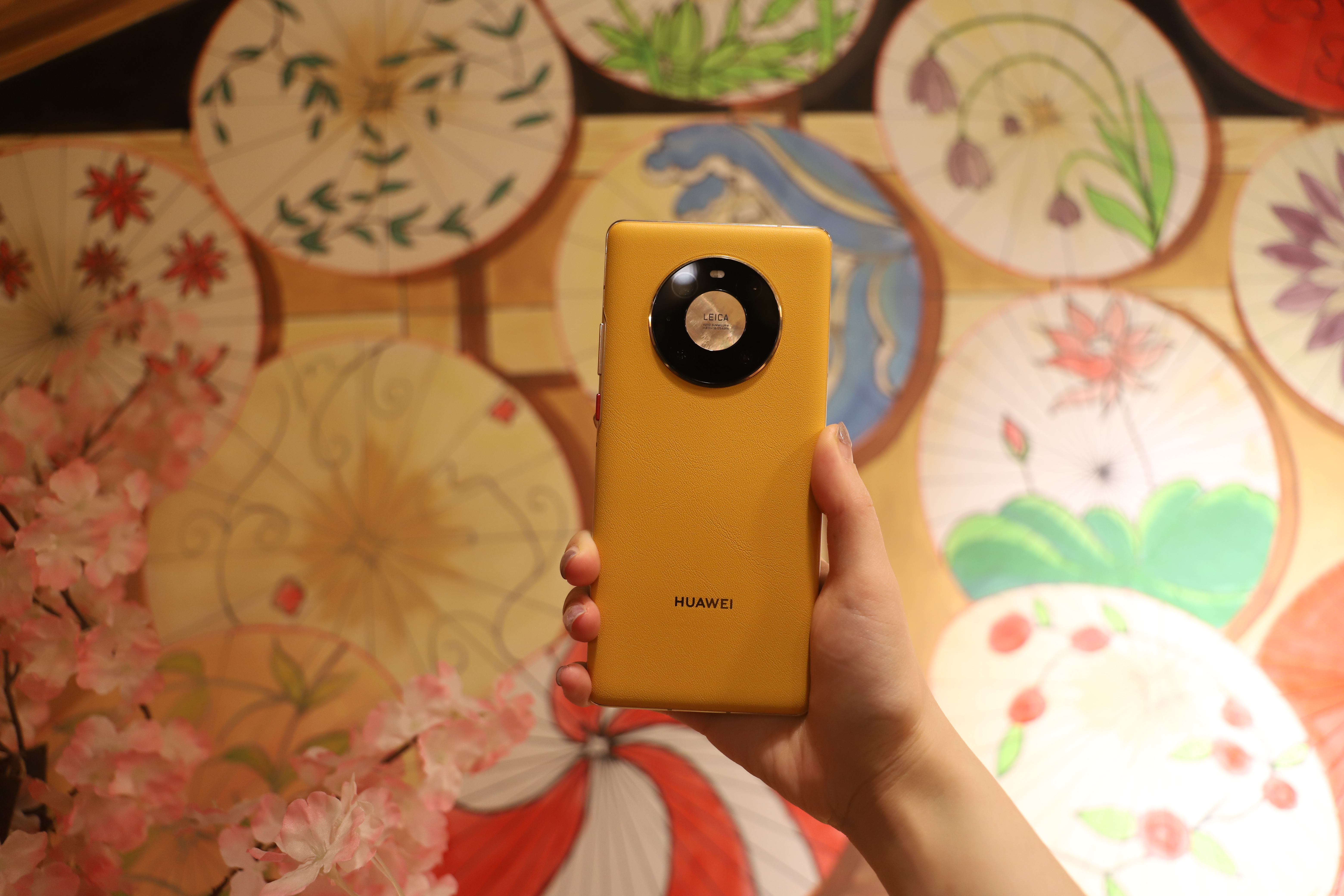 一起感受下华为mate40pro的压迫感,华为mate40pro秋日胡杨为什么贵