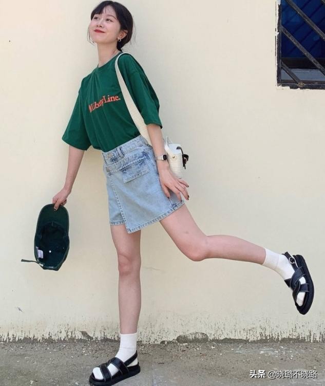 今年流行的t恤裤子搭配2021夏天,今年流行的宽松t恤搭配女
