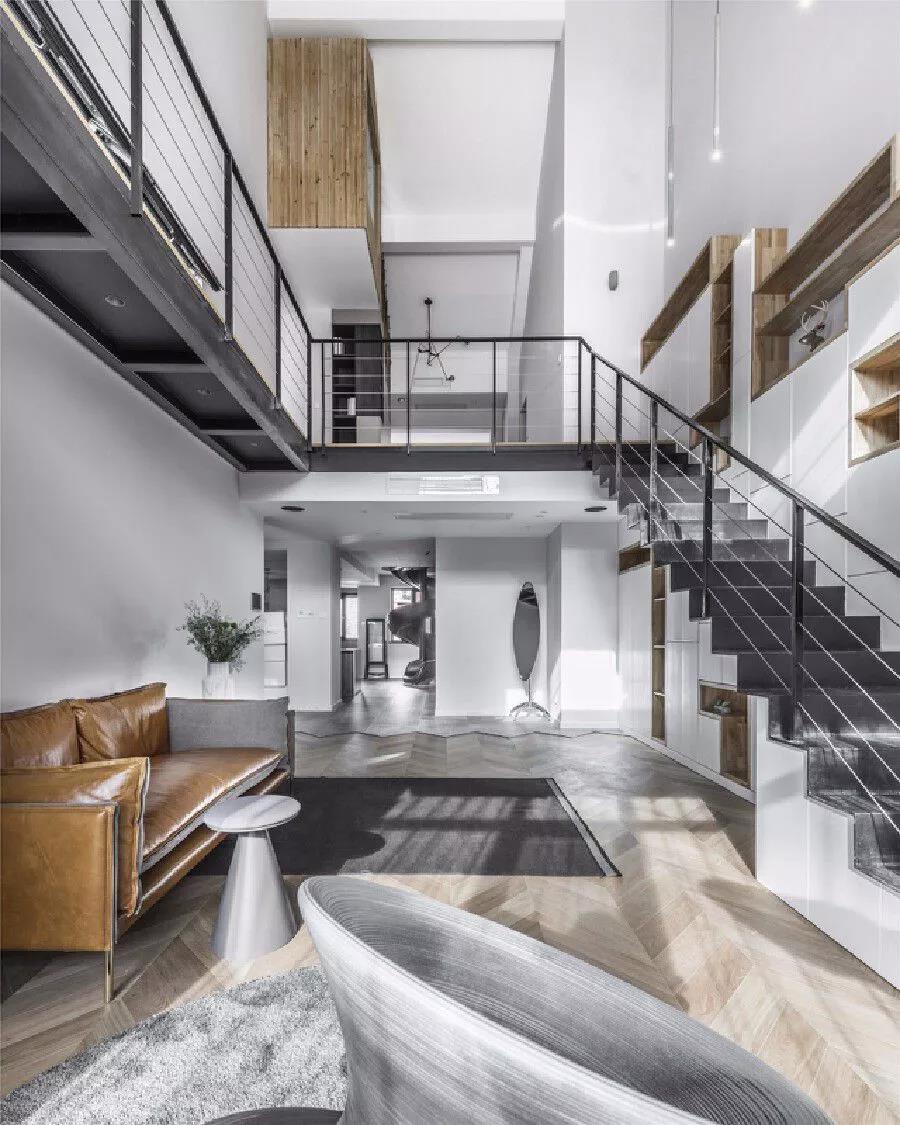 330㎡跃层,还附带阁楼,难怪朋友说像别墅,太大气了!尤其客厅