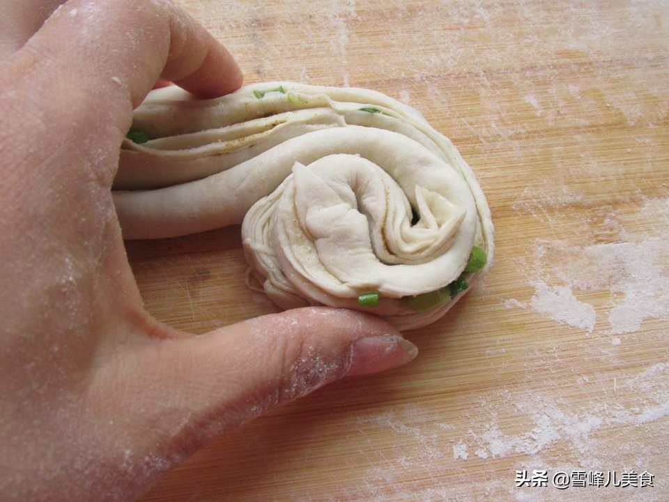 葱油千层饼最简单做法,怎样做葱油千层饼又软又好吃