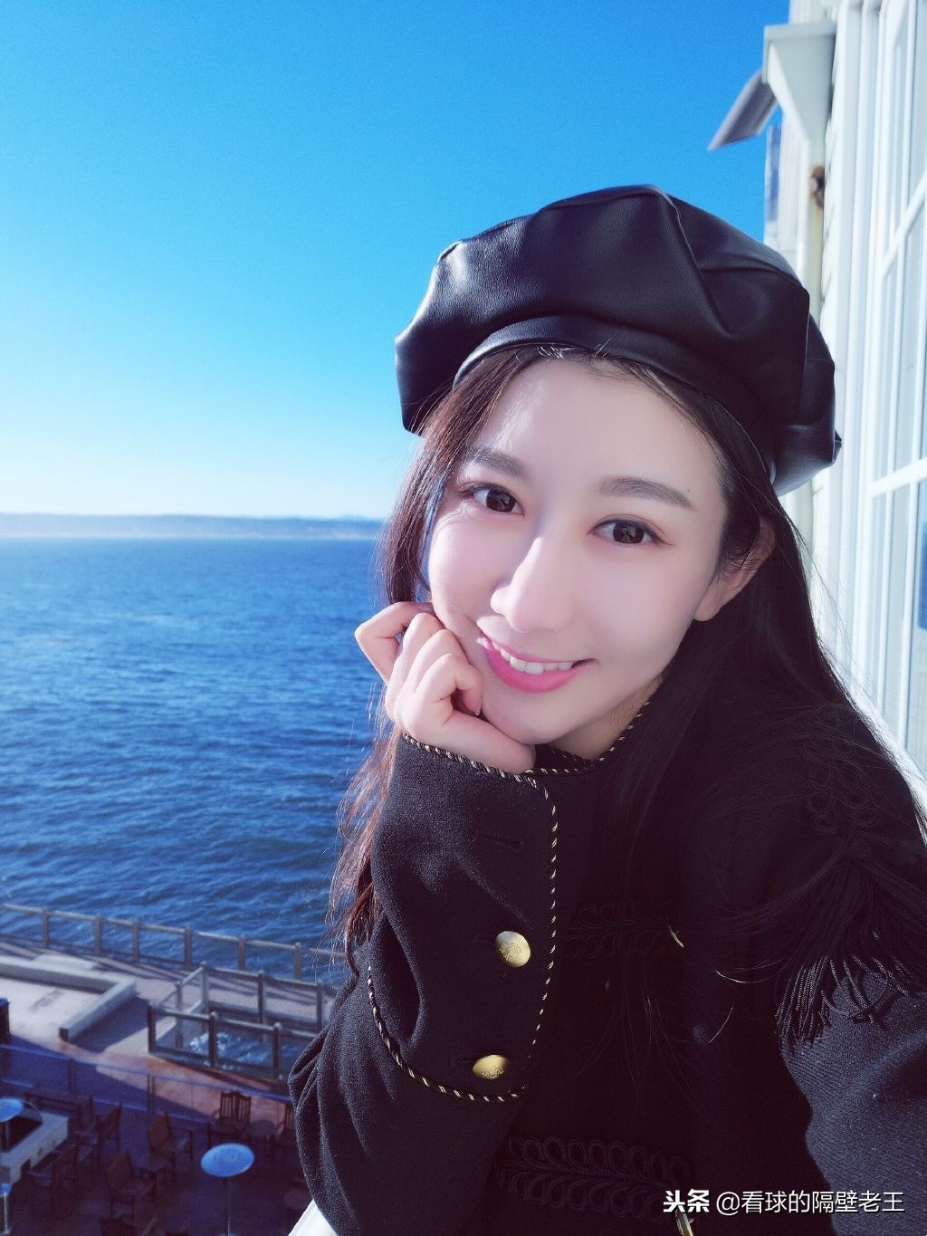 他是拥有千万级年薪的国足运动员，娶得爱运动的校花娇妻身材傲人