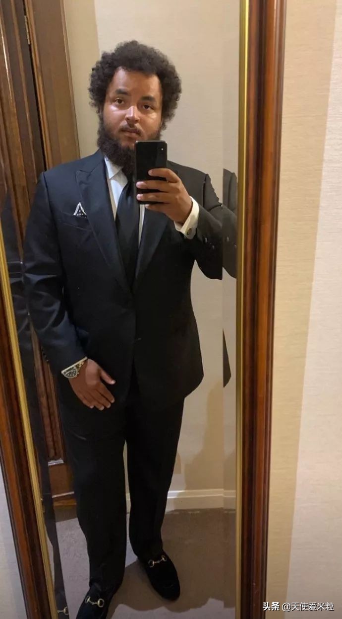 57岁阿汤哥比24岁黑人养子年轻太多！星二代是光环还是诅咒？