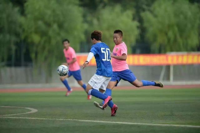 业余8人制足球比赛边锋怎么踢,业余八人制最适合踢的阵型