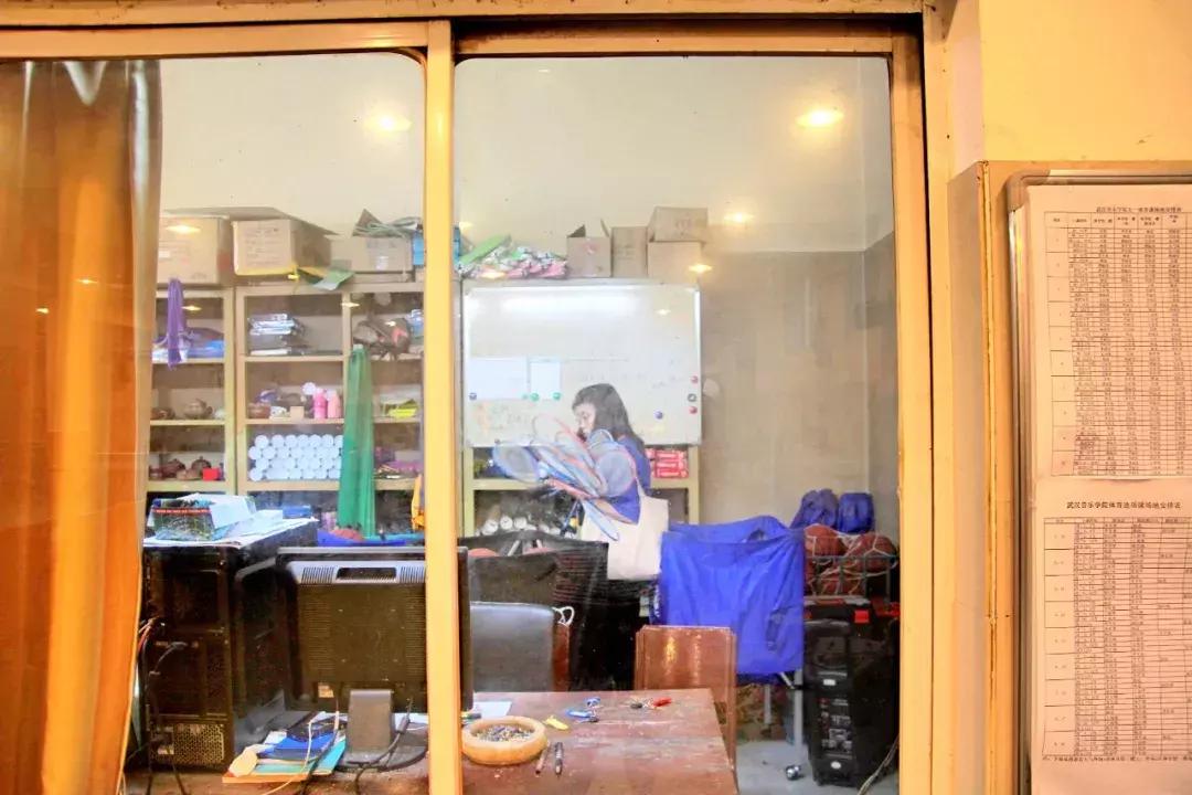 武昌这所低调的大学坐拥一线江景，教学楼窗外就是黄鹤楼