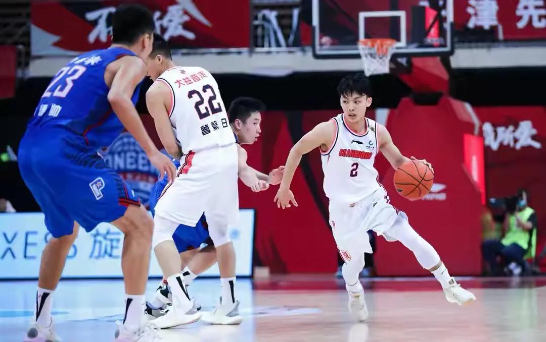 徐杰那么矮为什么还能打cba,cba辽粤大战徐杰为什么吼郭艾伦