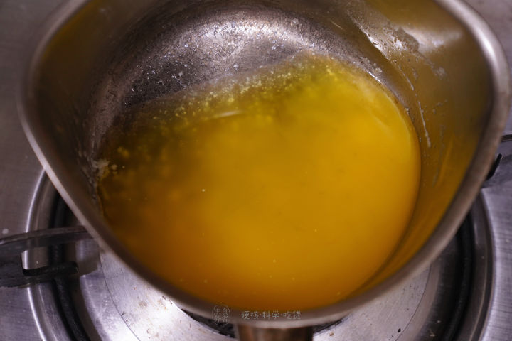 煎牛排爆油怎么办,煎牛排放黑胡椒容易糊吗