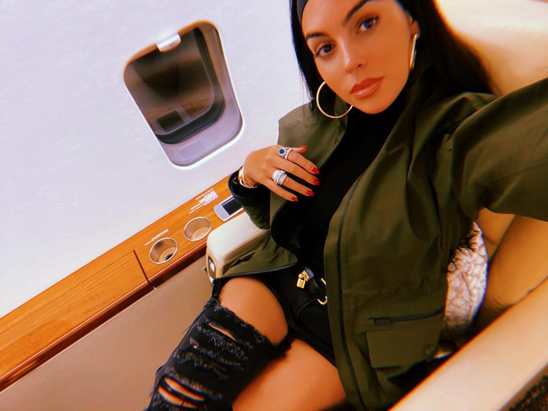 c罗不忘初心,c罗展示大腿肌肉翩若惊鸿