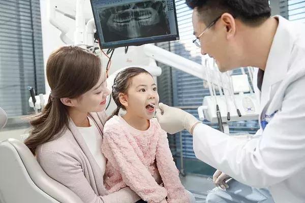 一颗牙齿歪了怎么矫正要多少钱,青少年一个牙齿歪了有必要矫正吗