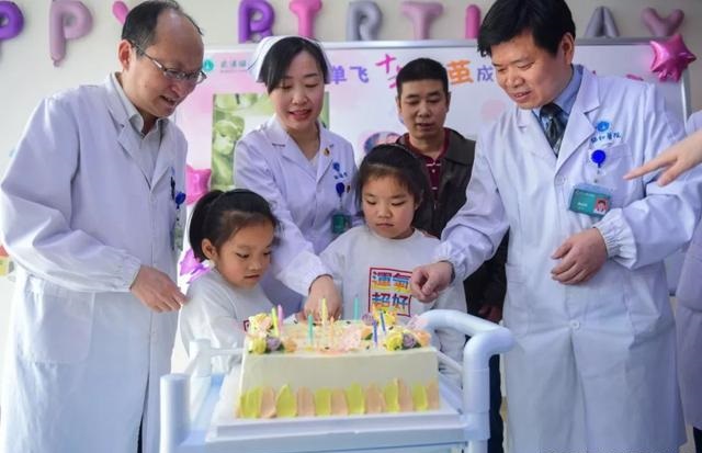 中国首例坐骨连体双胞胎现状,坐骨连体双胞胎多大分离