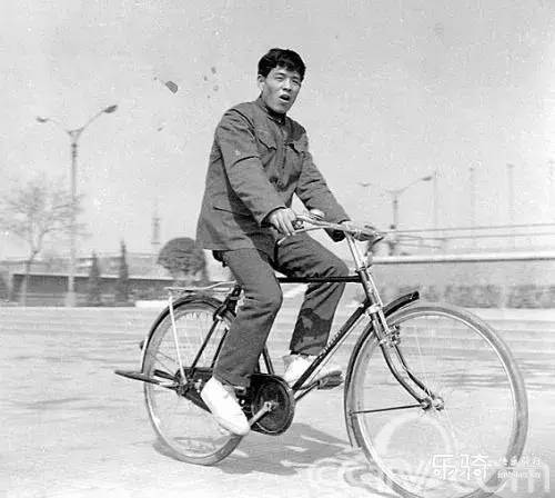 【网红打卡车站】第三站：红旗南路站《轻工杰作•引领时代》