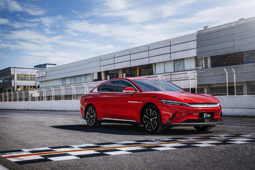 20多万的国产轿车，一年卖出10万台，国货黑粉们服不服？