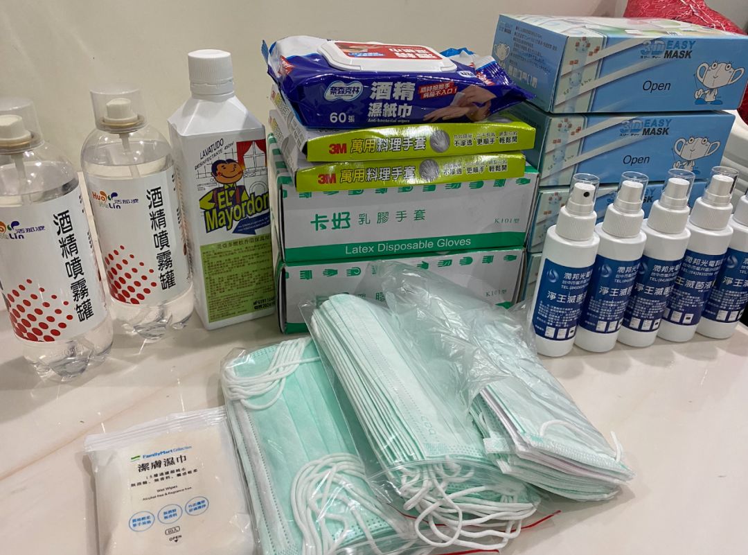 成都台青李伟国回蓉复工“人肉”带回一箱防疫物资