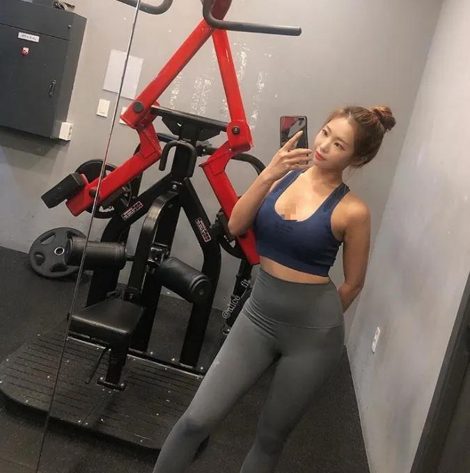 女生不雅照被曝光,引网友围观:拍了不就是要让人看的