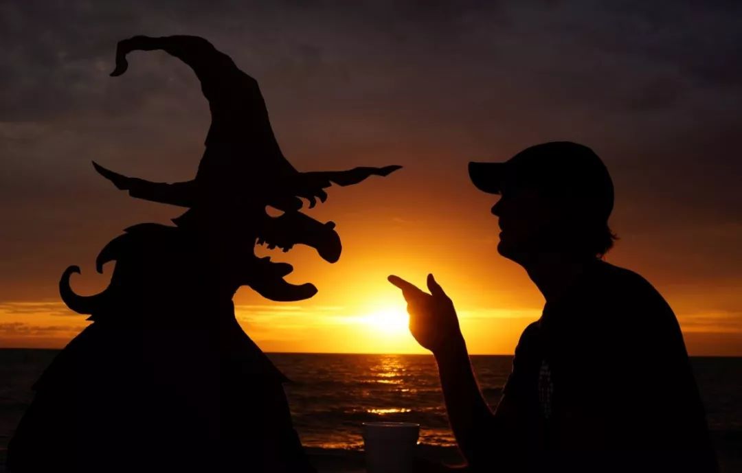 这个男人拍的漫画剪影，小孩看笑了，大人却哭了......